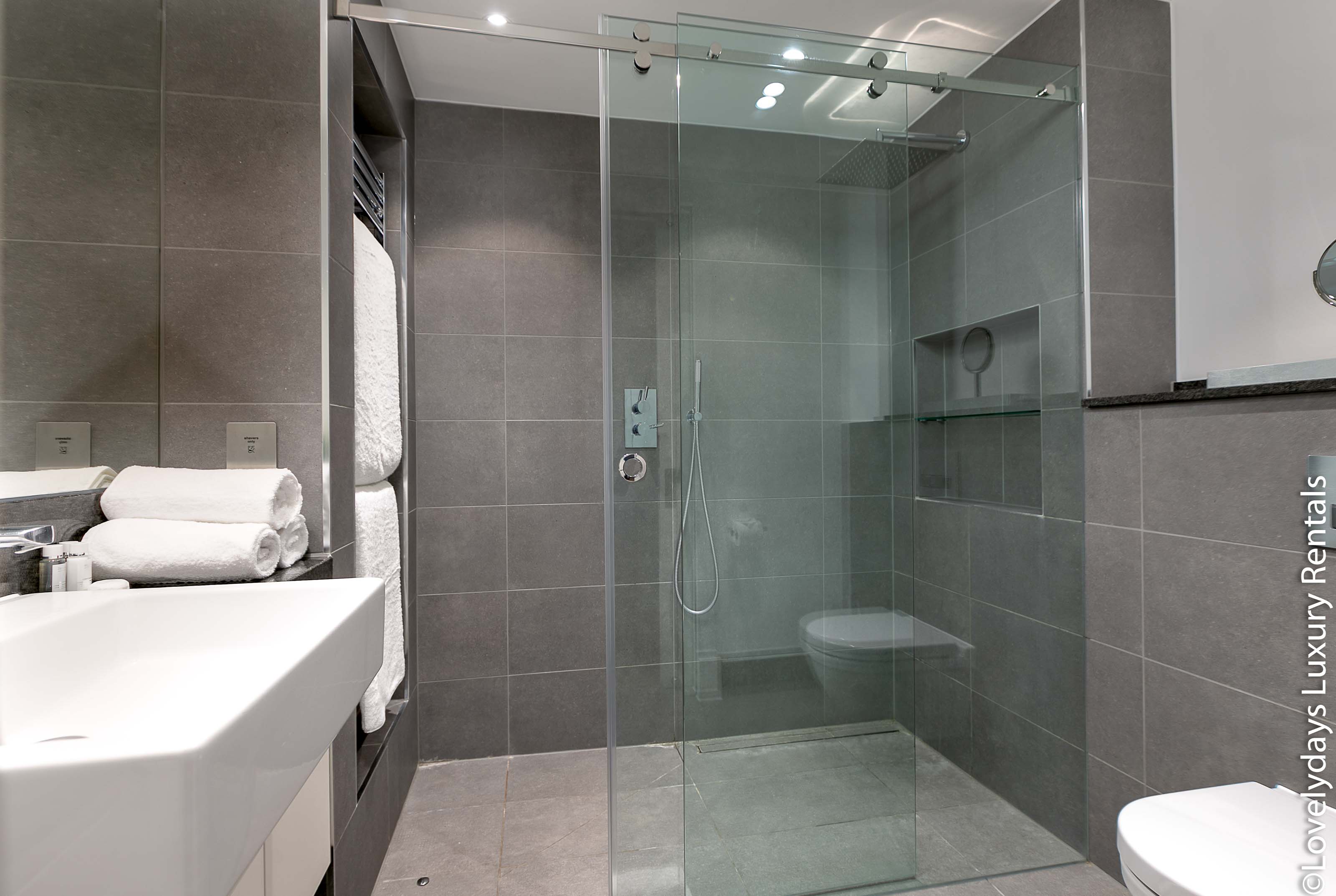 Lovelydays luxury service apartment rental - London - Covent Garden - Prince's House 603 - Lovelysuite - 2 bedrooms - 2 bathrooms - Lovely shower - 23289315da7b - Lovelydays